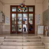 Accedendo all�androne veniamo subito attratti da alcuni colorati dipinti che emergono sui muri laterali, al di sotto dell�intonaco ocra